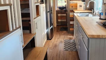 Premier Cabin, Multiple Beds, Kitchen, Resort View | Private kitchen | Microwave, cookware/dishes/utensils, paper towels