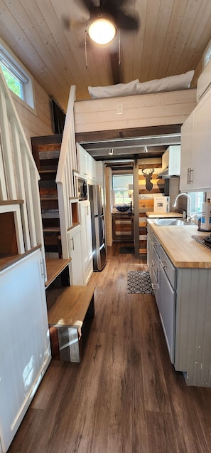 Cabane « Premier », plusieurs lits, cuisine, vue établissement | Cuisine privée | Micro-ondes, batterie de cuisine, vaisselle et ustensiles