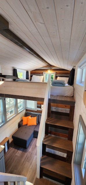 Cabane « Premier », plusieurs lits, cuisine, vue établissement | Décoration personnalisée, ameublement personnalisé, Wi-Fi gratuit