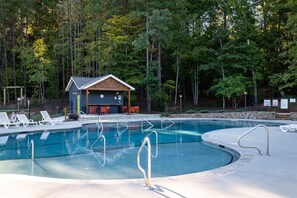 Una piscina al aire libre de temporada