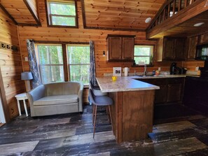 家庭小屋, 多張床, 庭院, 河景 | 起居區