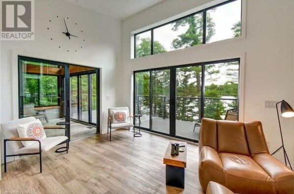 Smart-TV, Kamin, Videospiele, DVD-Player