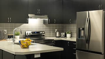 Coffee/tea maker, fridge, microwave, oven