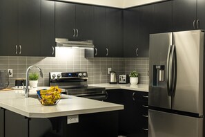 Réfrigérateur, four à micro-ondes, un four, surface de cuisson