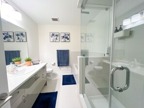 Dusche, Haartrockner, Handtücher, Seife