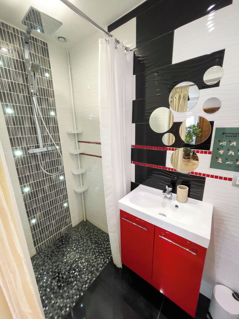 Une salle de bain moderne équipée d’une douche, de toilettes et d’un lavabo.