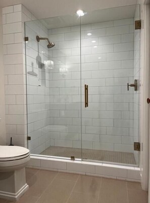 Douche, sèche-cheveux, serviettes fournies, savon