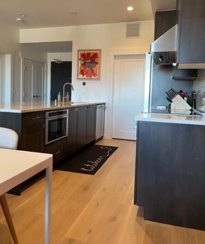 冷蔵庫、電子レンジ、オーブン、コンロ