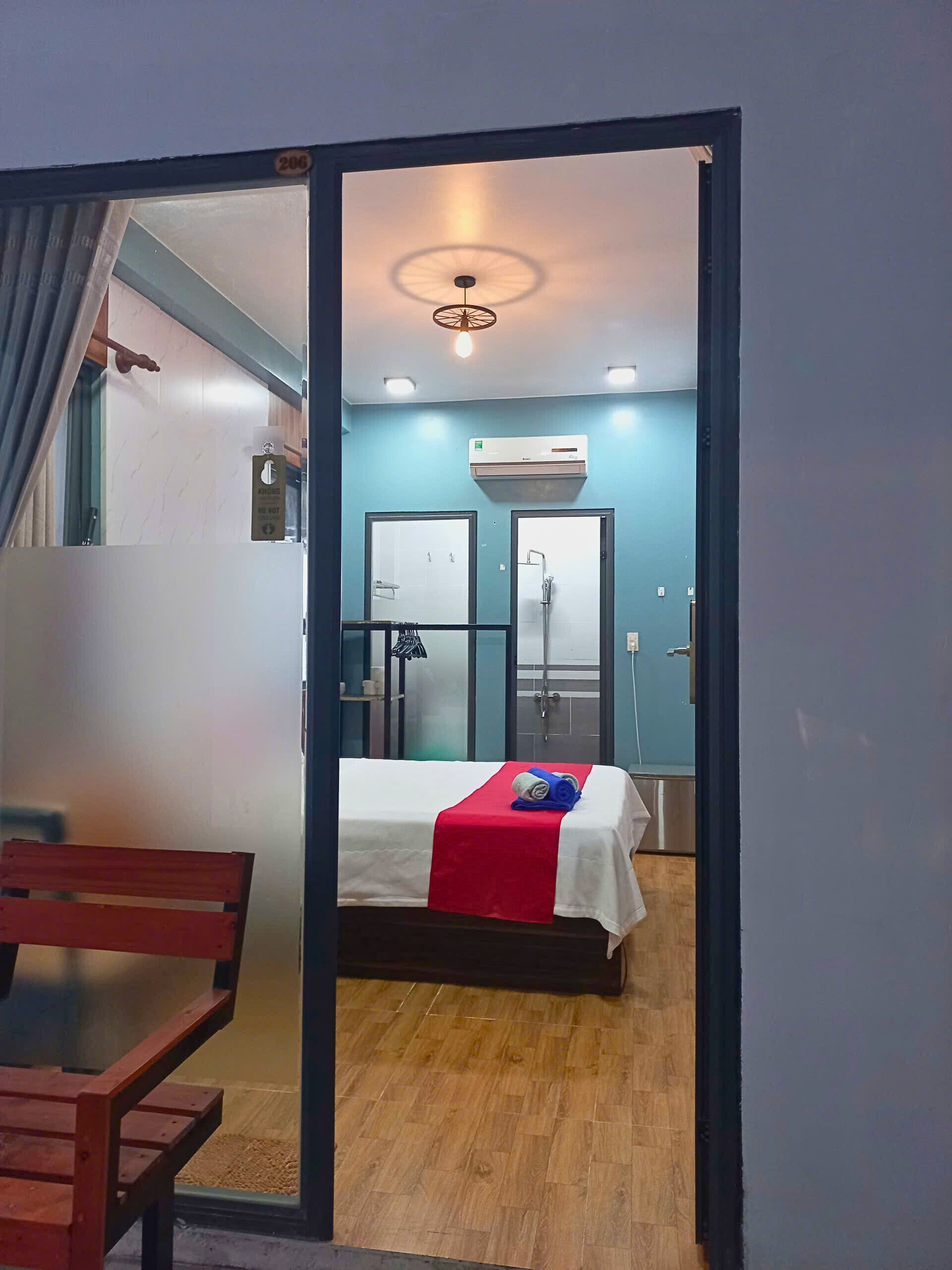 Quarto econômico, 1 cama Queen | Escrivaninha, espaço de trabalho para notebook, quartos à prova de som