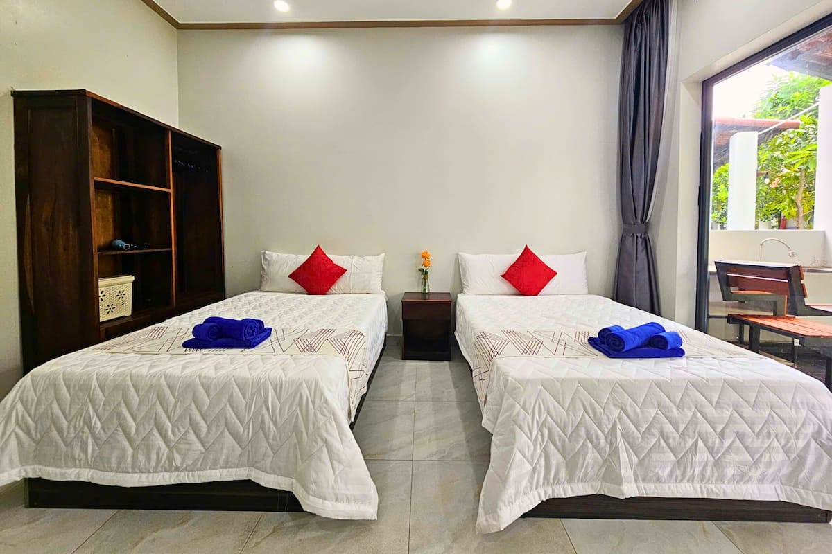 Deluxe Double Room, 2 Double Beds | 1 bedroom, desk, laptop workspace, soundproofing