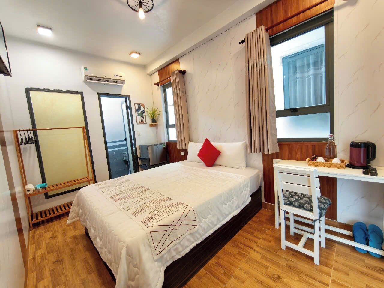 Economy Room, 1 Queen Bed | Desk, laptop workspace, soundproofing, free WiFi
