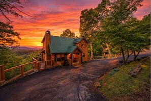 Exterior - Cabin Fever? Smoky Mtn Spring Escape/5 Bedrooms+EV (Sevierville)