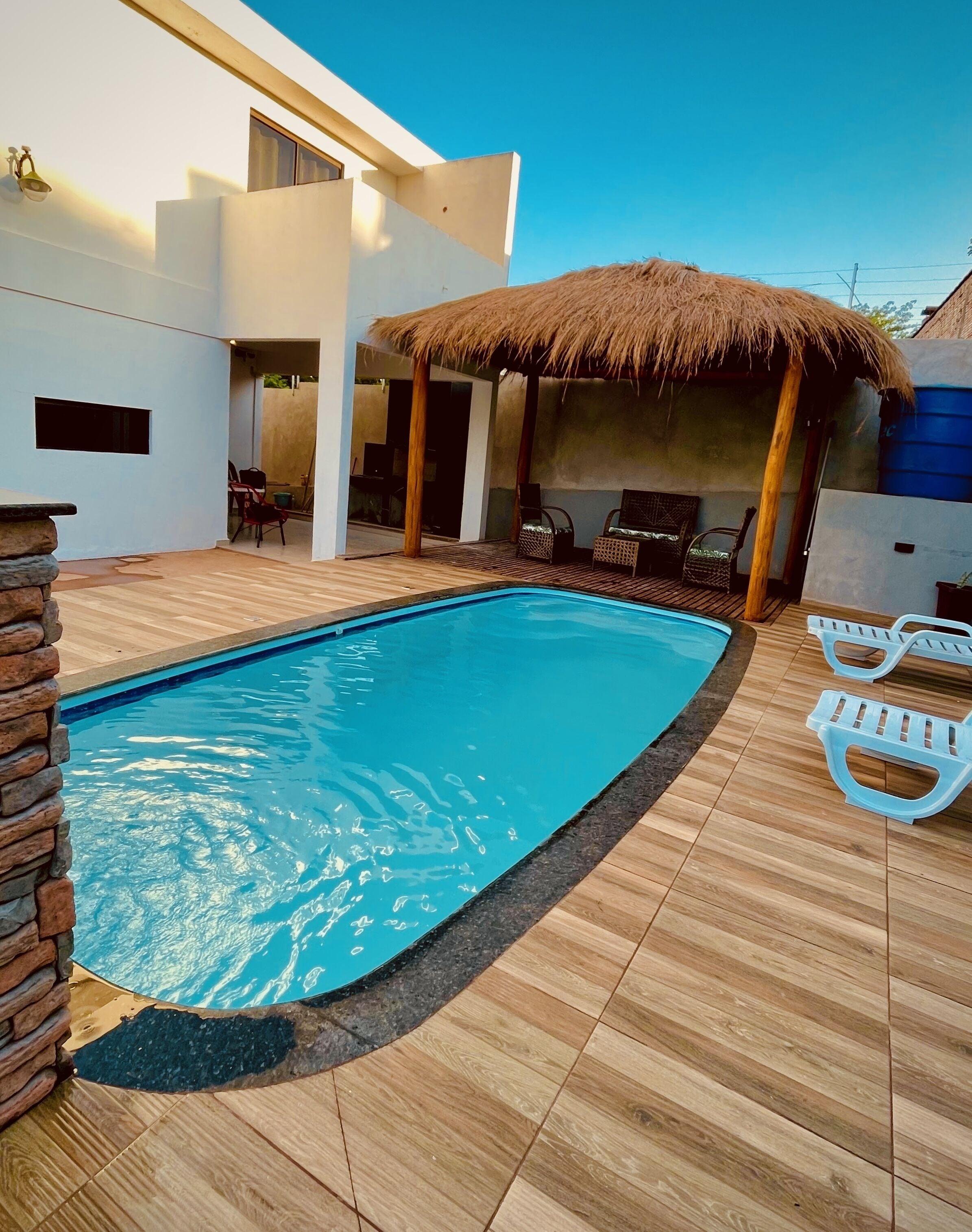 室外游泳池，恒温泳池