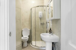 Ducha, secador de pelo, toallas, jabón