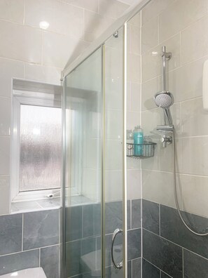 Doccia, asciugacapelli, asciugamani, sapone
