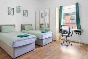 3 habitaciones, escritorio, tabla de planchar con plancha y wifi gratis 