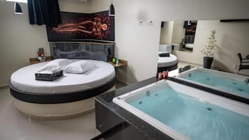 Romantic Suite | Bathroom | Hair dryer, bathrobes, slippers, towels