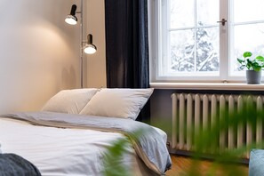 Skrivebord, strykejern/-brett, wi-fi (inkludert) og sengetøy