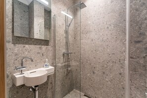 Shower, eco-friendly toiletries, hair dryer, towels - Riga City Centre Studio I Vermanes Garden View (Riga)