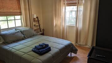 3 bedrooms, iron/ironing board, free WiFi, bed sheets
