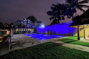 Outdoor pool - Lucian Cottages (Kampala)