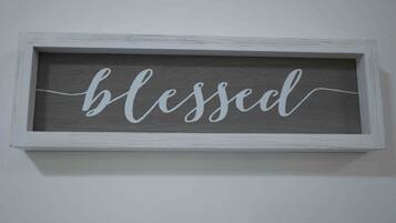 Deluxe Cottage | Living area | Flat-screen TV