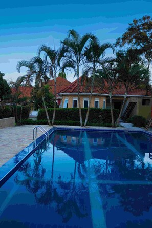 Outdoor pool - Lucian Cottages (Kampala)