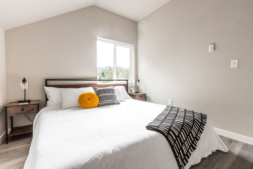 Mt Rainier RetreatViews, Hot tub, EV, Heated deck Ashford Vrbo