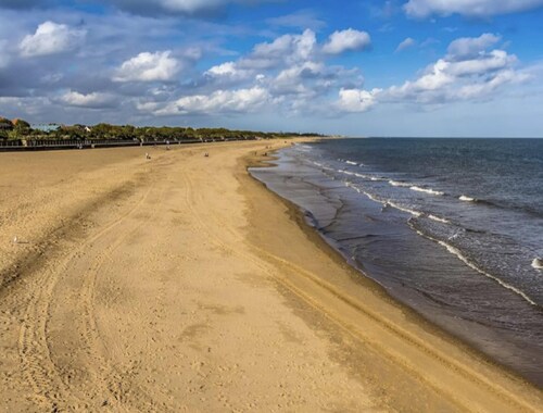 Caravansleeps8-fireplace-petsok-golf-gym-pool