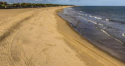 Caravansleeps8-fireplace-petsok-golf-gym-pool