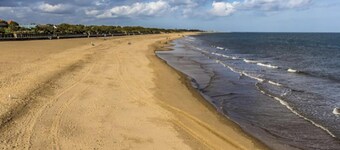 Caravansleeps8-fireplace-petsok-golf-gym-pool