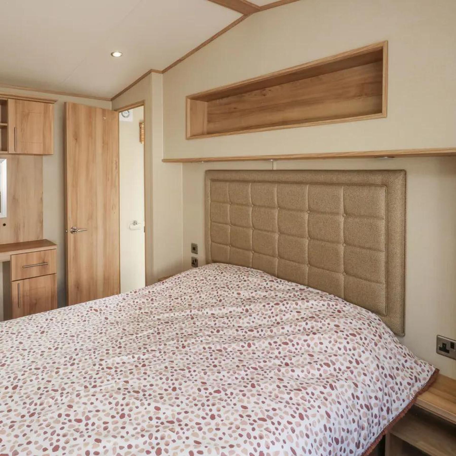 2 bedrooms, WiFi (free), bed sheets