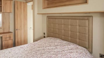 2 bedrooms, WiFi (free), bed sheets