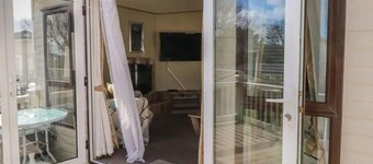 Caravansleeps6-freeparking-quietretreat-nature