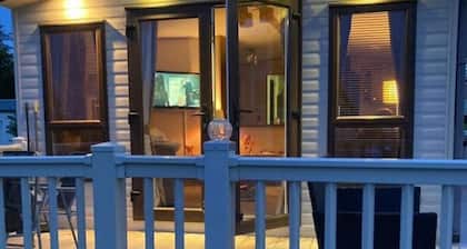 Caravansleeps6-freeparking-quietretreat-nature