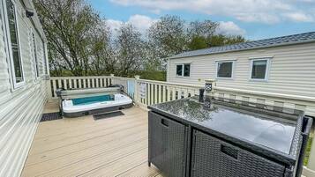 Cabin | Outdoor spa tub