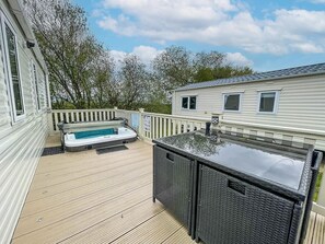 Cabin | Outdoor spa tub