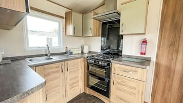 Cabin | Private kitchen | Fridge, microwave, oven, stovetop