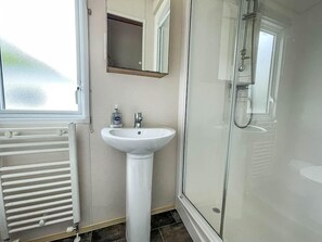 Cabin | Bathroom | Shower