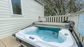Cabin | Outdoor spa tub