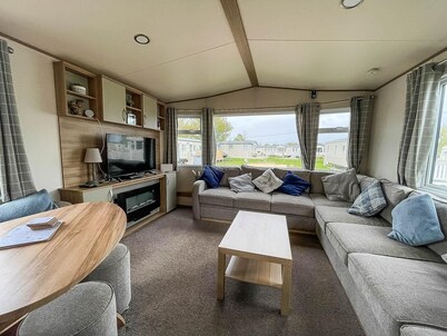 Caravansleeps6-hottub-garden-waterwonderland