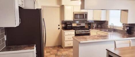 Kjøleskap, mikrobølgeovn, ovn og kokeplater