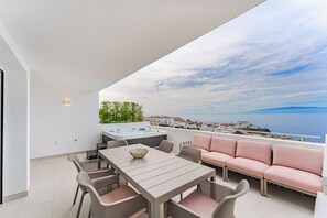 Outdoor dining - Maravilloso Triplex con Pisicna Privada, Jacuzzi y Sauna en los Gigantes (Santiago del Teide)