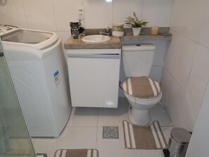 Haartrockner, Handtücher, Seife, Shampoo