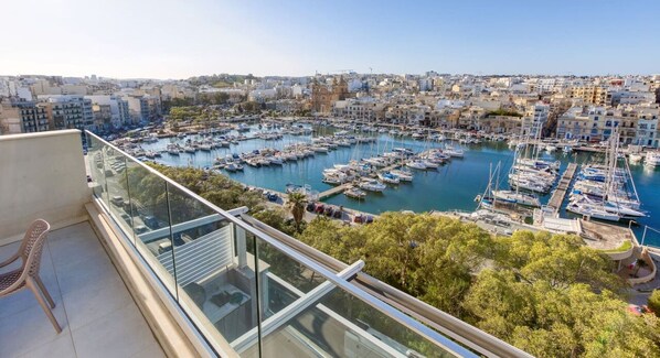 A marina with numerous boats docked, surrounded by buildings and greenery. - Modern 3BR home with Stunning Marina View in Pieta (Tal-Pietà)