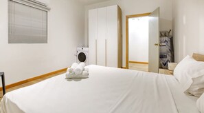 1 makuuhuone, työpöytä, silitysrauta/-lauta, vauvan matkasänky