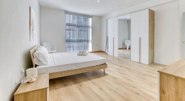 1 Schlafzimmer, Schreibtisch, Bügeleisen/Bügelbrett, Reisekinderbett