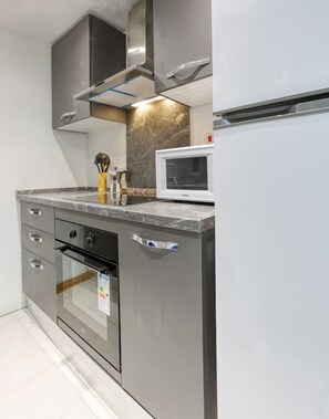 Kühlschrank, Mikrowelle, Ofen, Herdplatte