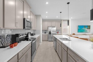 Microwave, dishwasher, high chair - 9 Bedroom/ 6.5 Bathroom/ Solara (9131TW) (Kissimmee)
