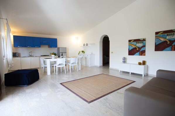A modern apartment with a kitchen, dining area, and living room. - Residence Guidaloca (Castellammare del Golfo)